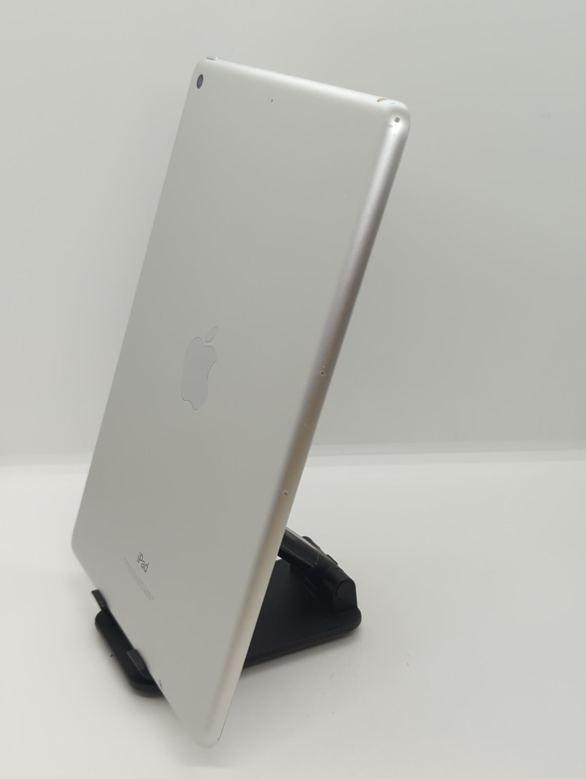 Apple iPad 6th Gen 128GB (Wi-Fi) Silver Tablet A1893 FR7K2LL/A